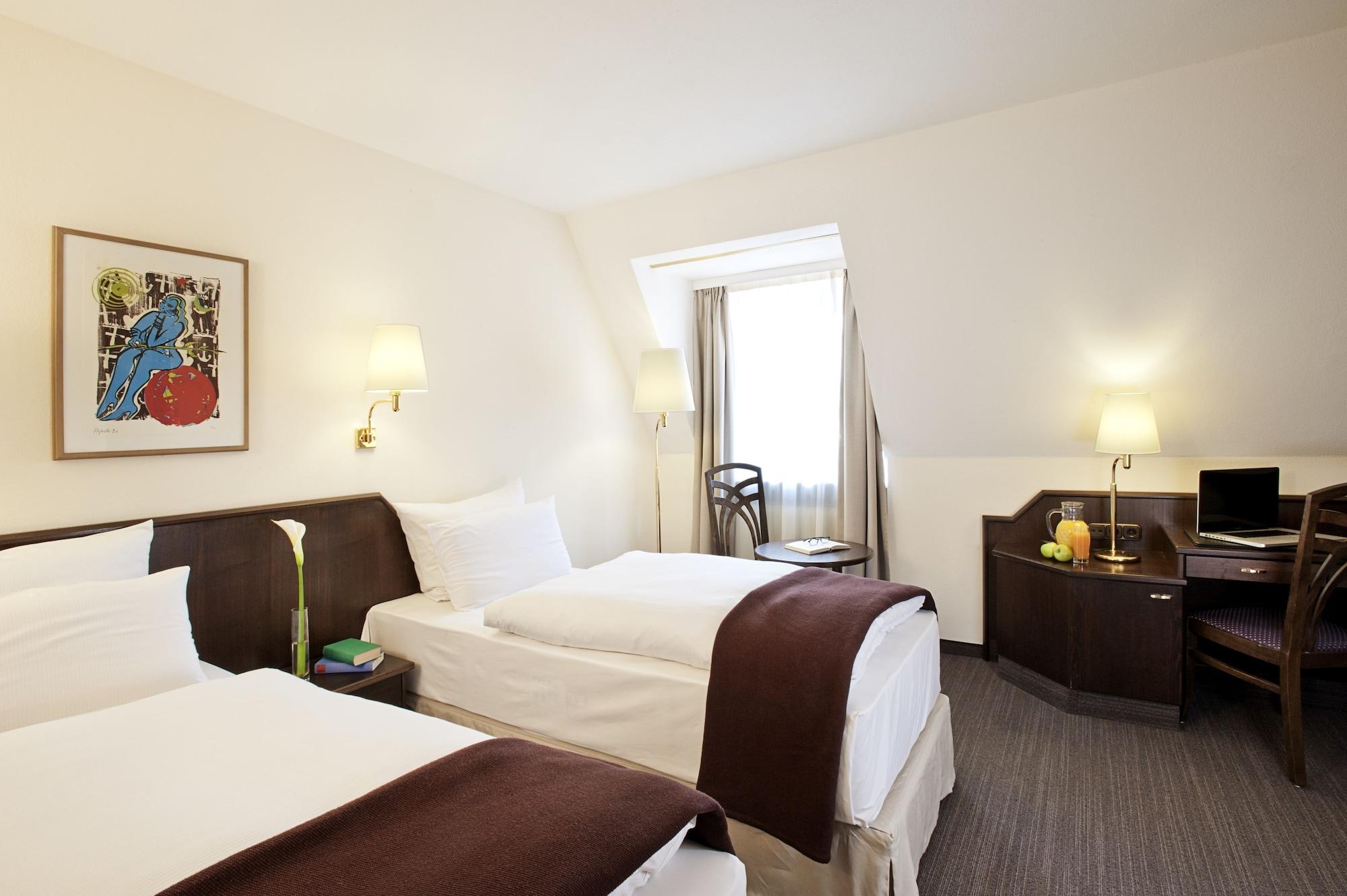 Hotel Kloesterle Noerdlingen - In Kuerze Elaya Hotel Kloesterle נורדלינגן מראה חיצוני תמונה