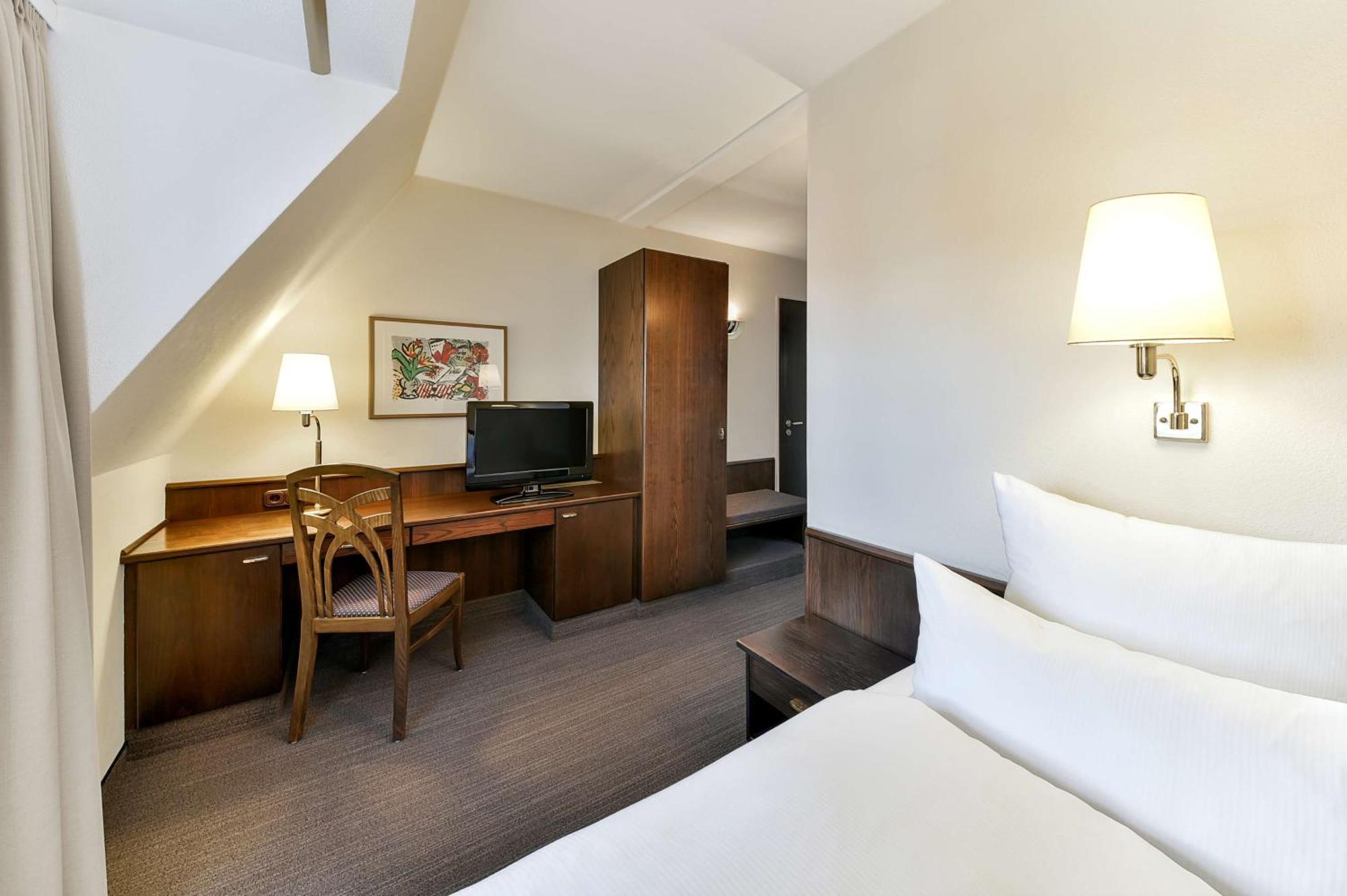 Hotel Kloesterle Noerdlingen - In Kuerze Elaya Hotel Kloesterle נורדלינגן מראה חיצוני תמונה