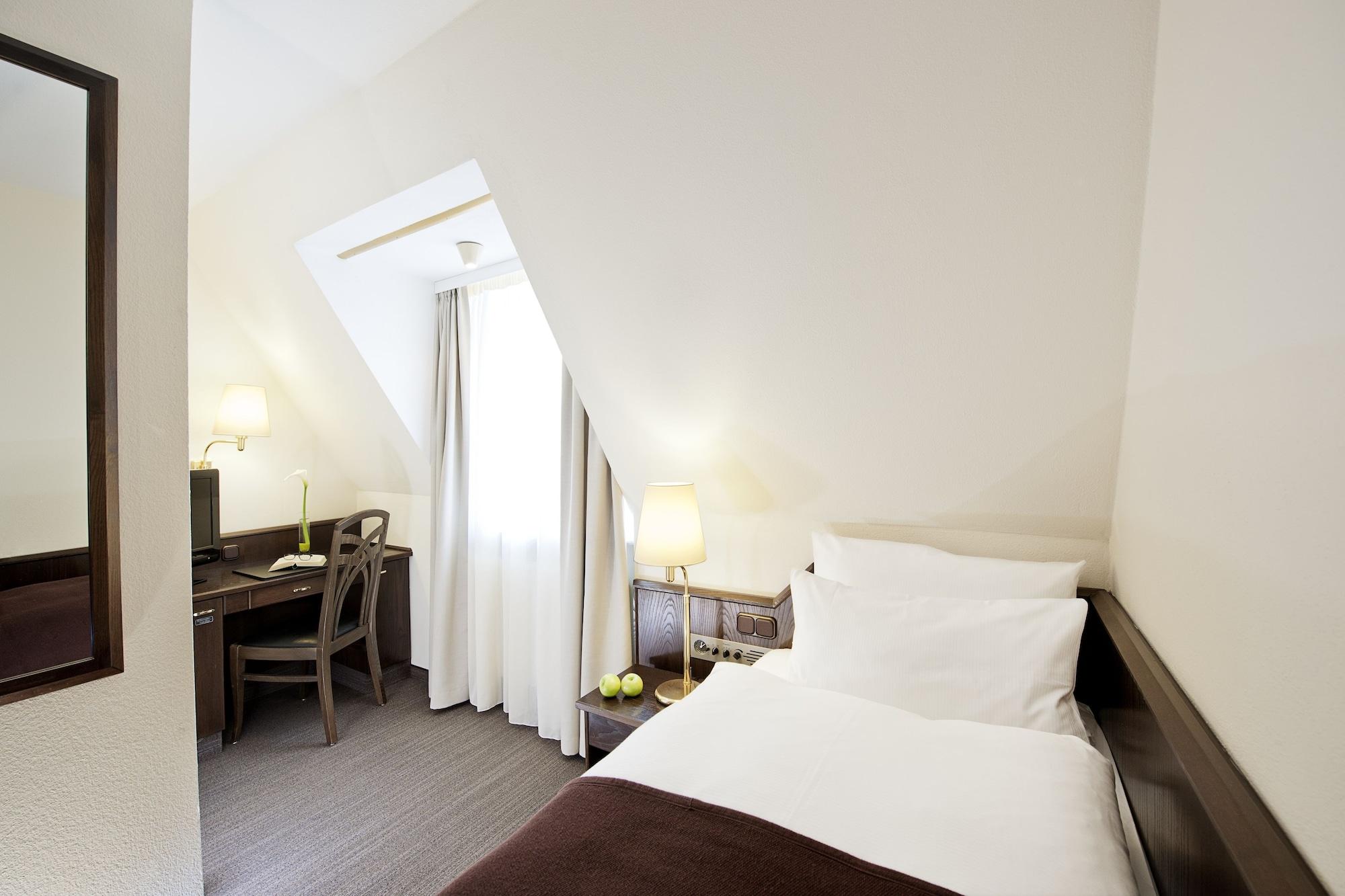 Hotel Kloesterle Noerdlingen - In Kuerze Elaya Hotel Kloesterle נורדלינגן מראה חיצוני תמונה