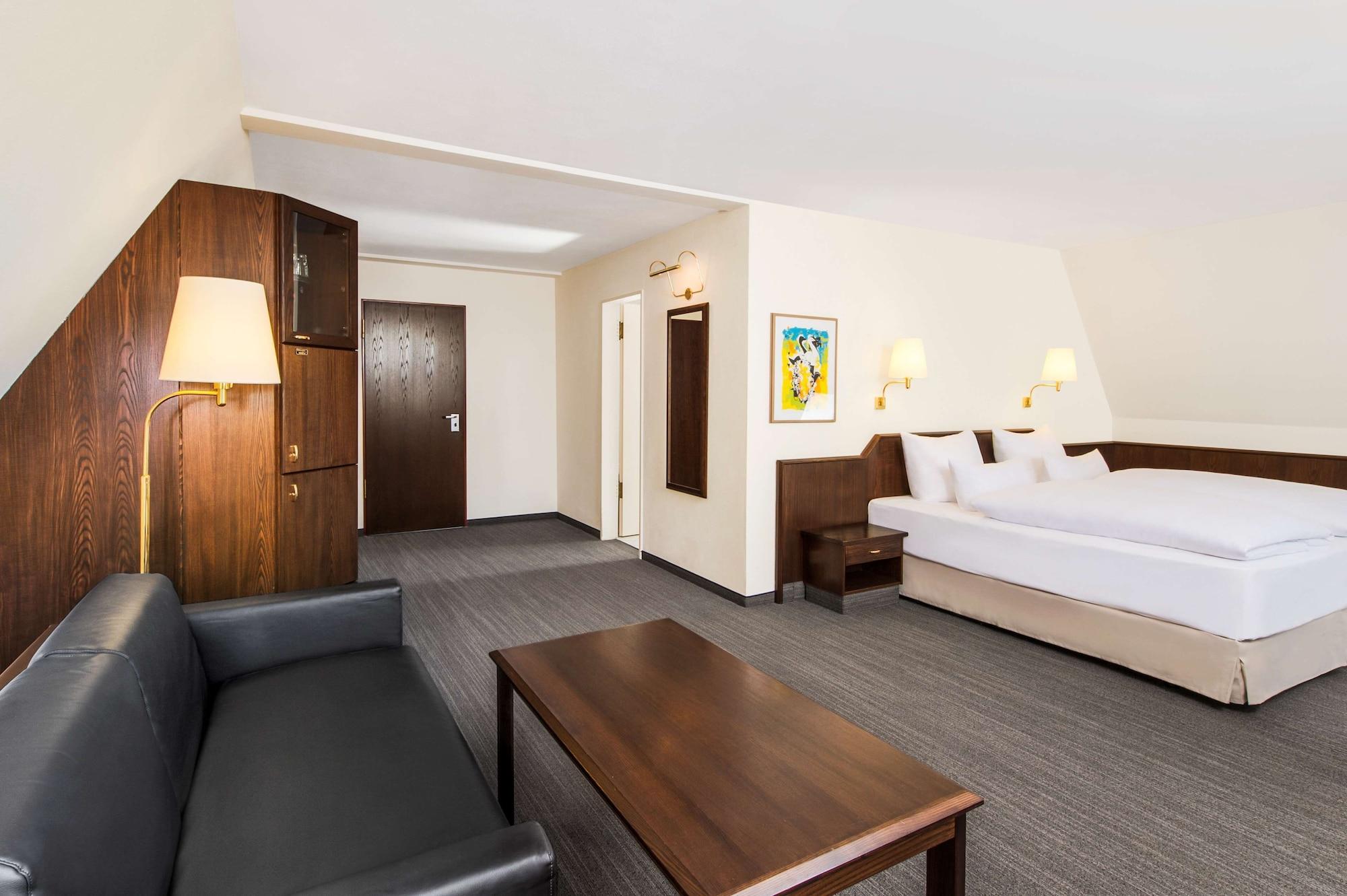 Hotel Kloesterle Noerdlingen - In Kuerze Elaya Hotel Kloesterle נורדלינגן מראה חיצוני תמונה